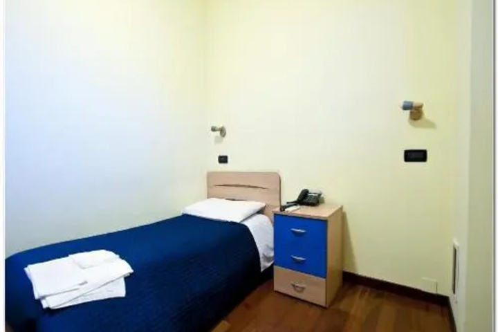 Room 7 of 16