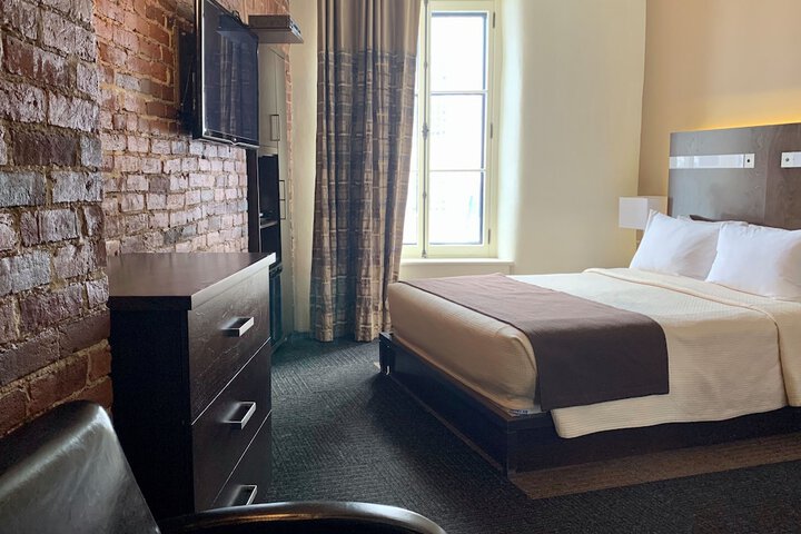 Room 33 of 65