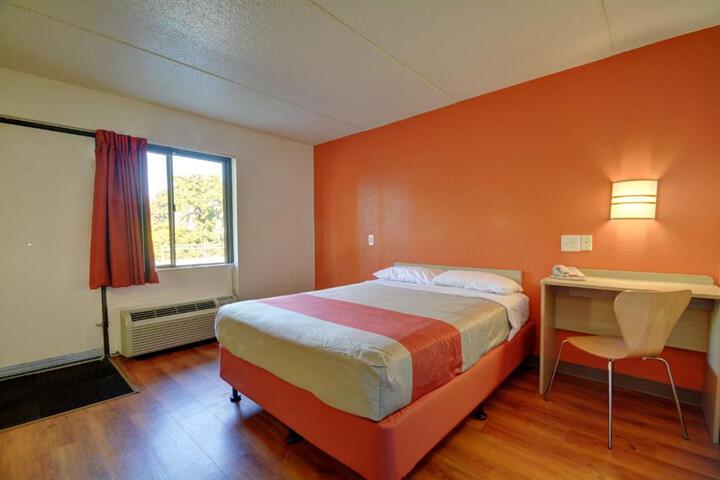 1 Queen Bed Micfridge (6 of 13)