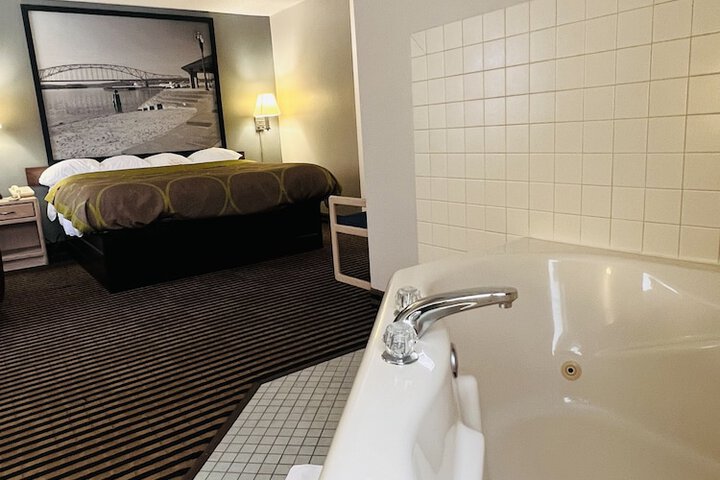 1 King Bed (5 of 11)