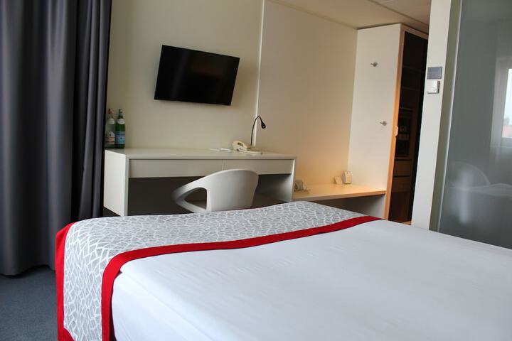 Room 6 of 81