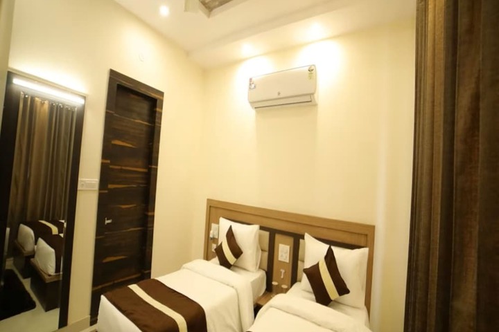 Room 5 of 12