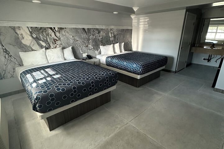 Room 3 of 8