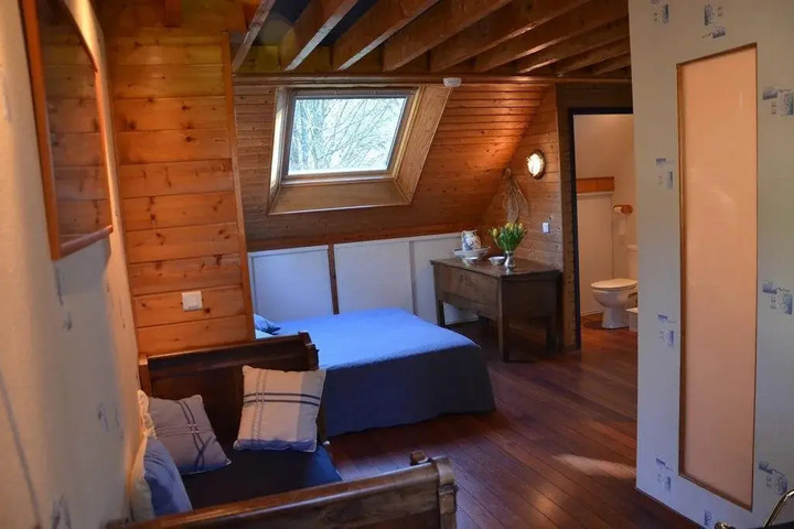 Room 4 of 9