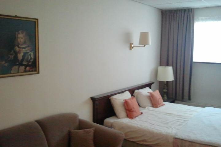 Room 6 of 9