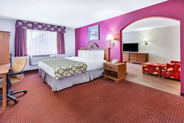 1 King Bed (2 of 10)