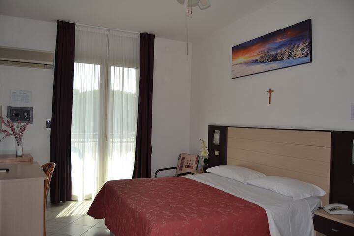 Room 7 of 33