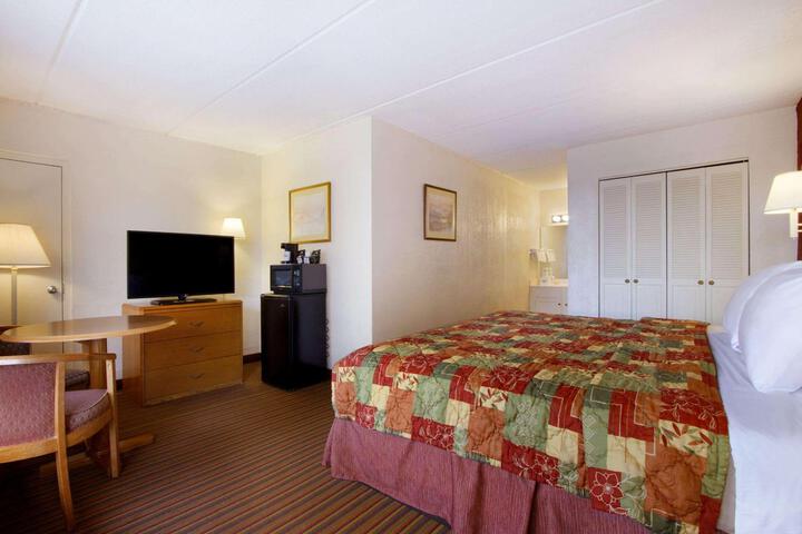 1 King Bed Business Room (6 of 8)