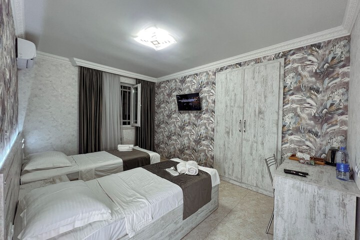 Room 11 of 77