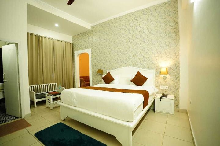 Room 9 of 32