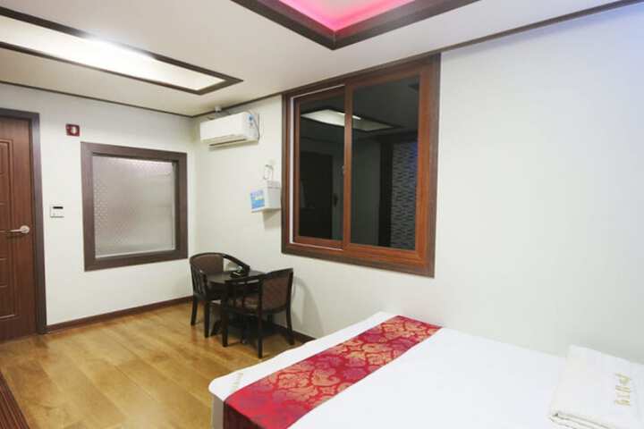 Room 5 of 18