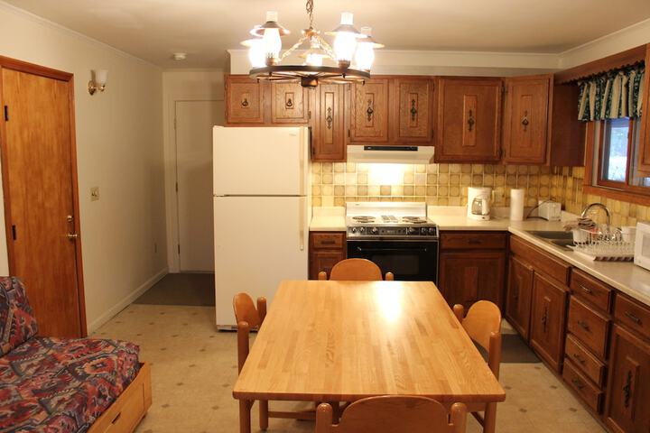 Pine Country Economy King Bed Pet Friendly (4 of 31)