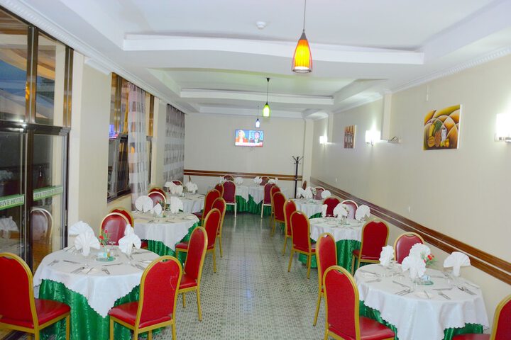 Dining 76 of 103