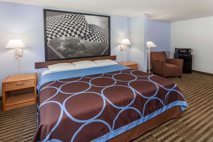 1 King Bed (2 of 10)