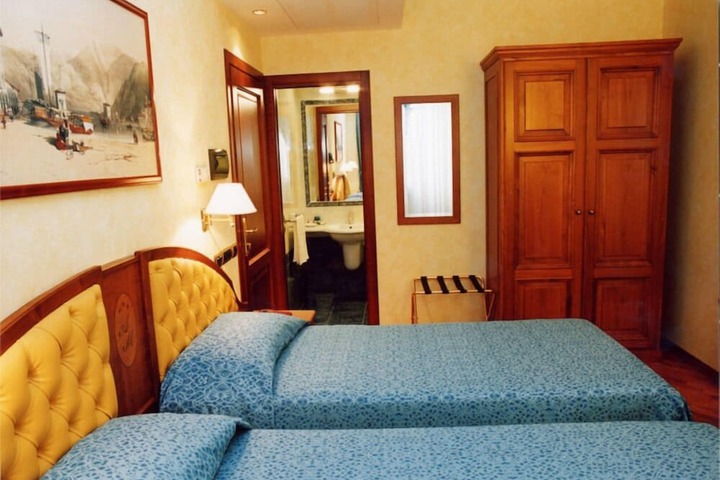 Room 13 of 33
