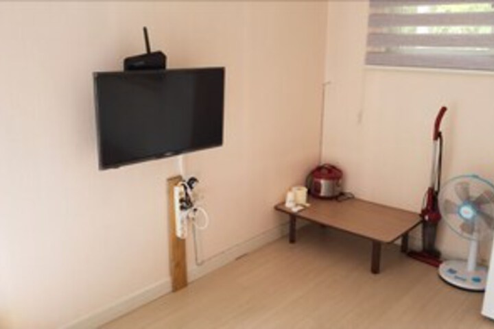Room 10 of 12