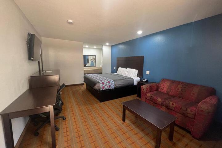 1 King Bed (5 of 7)