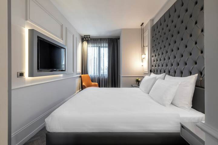 Room 28 of 126