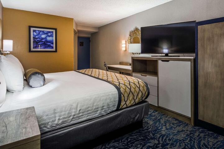 1 King Bed Pillowtop Bed Refridgerator High Speed Internet Full Breakfast (4 of 10)
