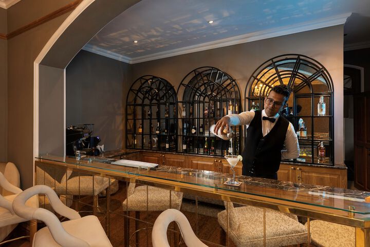 Lounge 51 of 64