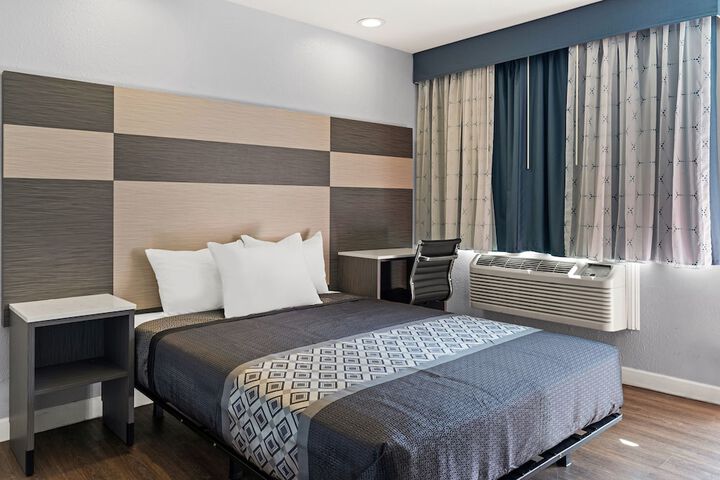 1 Queen Bed (6 of 11)