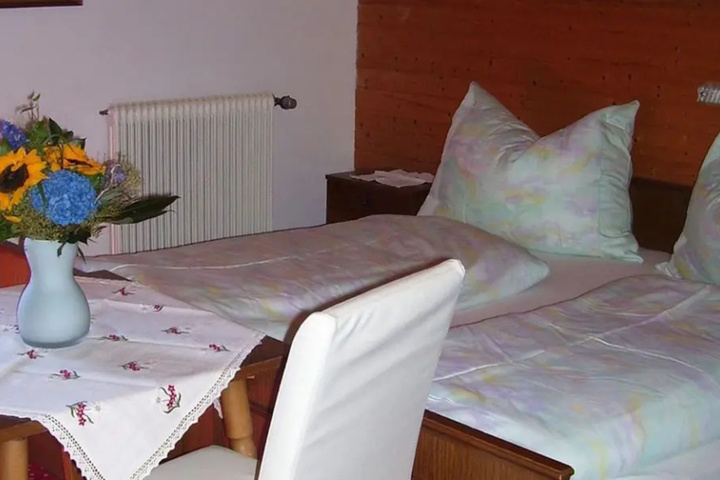 Room 4 of 7