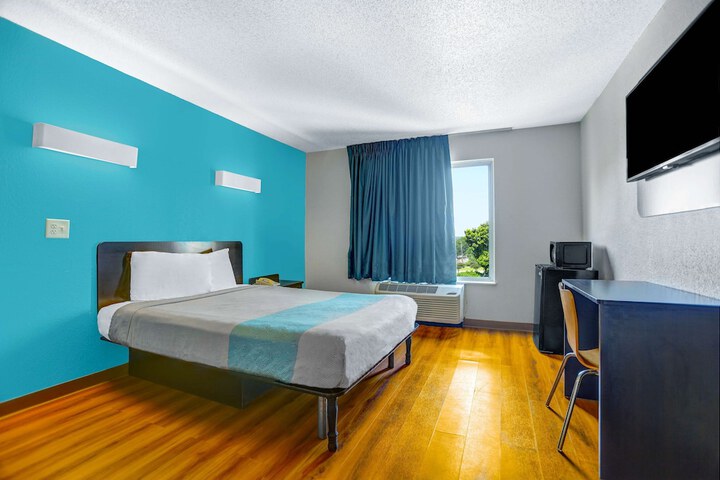 1 Queen Bed (16 of 18)