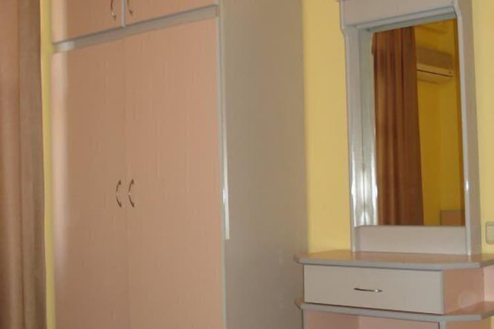 Room 6 of 13