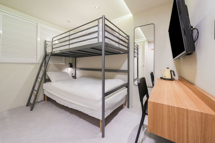 Room 16 of 48