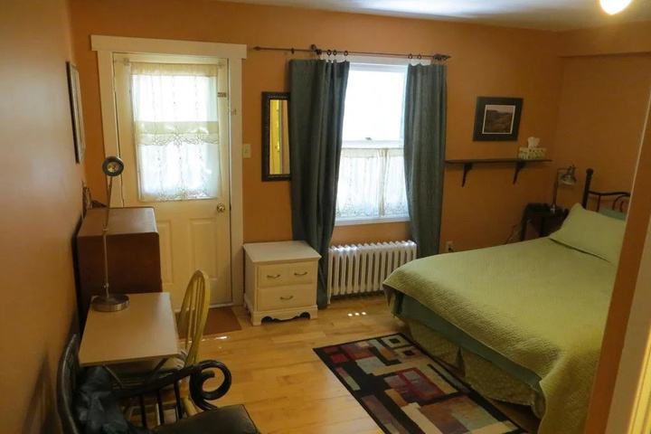 Room 5 of 11