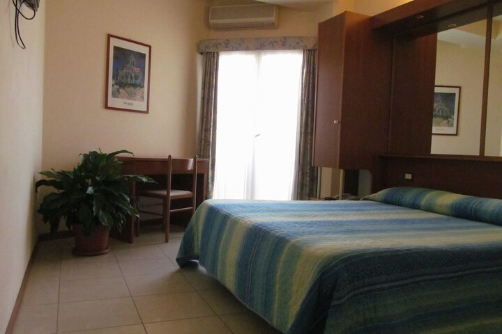 Room 5 of 44