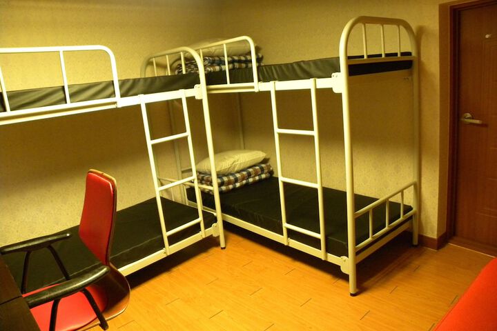 Room 8 of 16