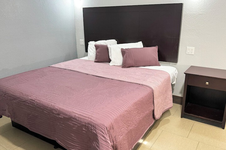 1 King Bed (5 of 15)