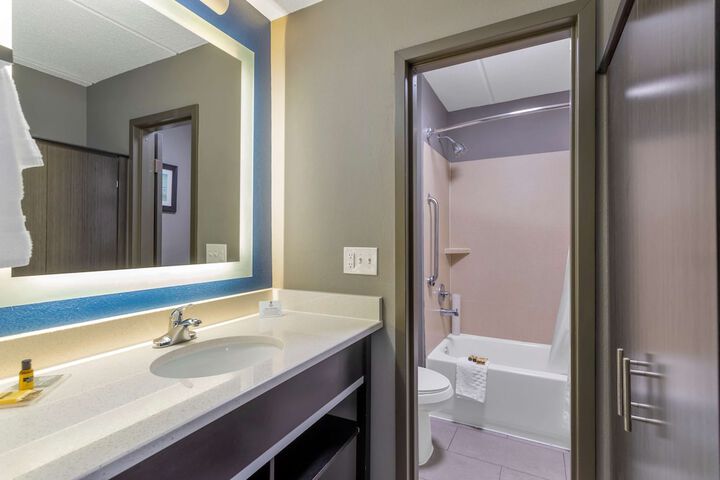 2 Queen Beds Exterior Entrance First Floor Microwave and Refrigerator WiFi Pet Friendly Room Full Breakfast (11 of 12)