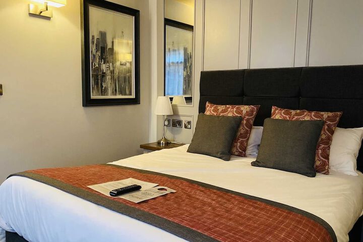 Room 5 of 32