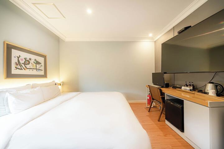 Room 11 of 28