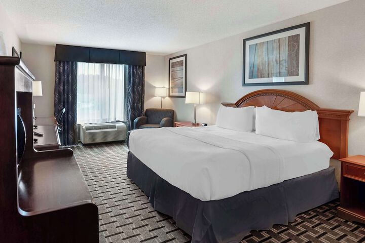 1 King Accessible Comm Assist Roll in Shower Microwave, Refrigerator WiFi Full Breakfast (7 of 16)