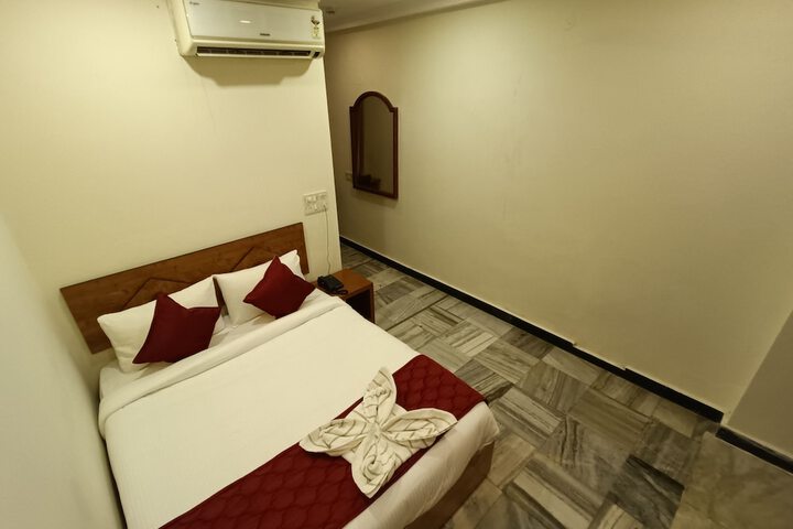 Room 10 of 93