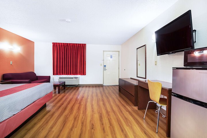 Deluxe King Bed (6 of 9)