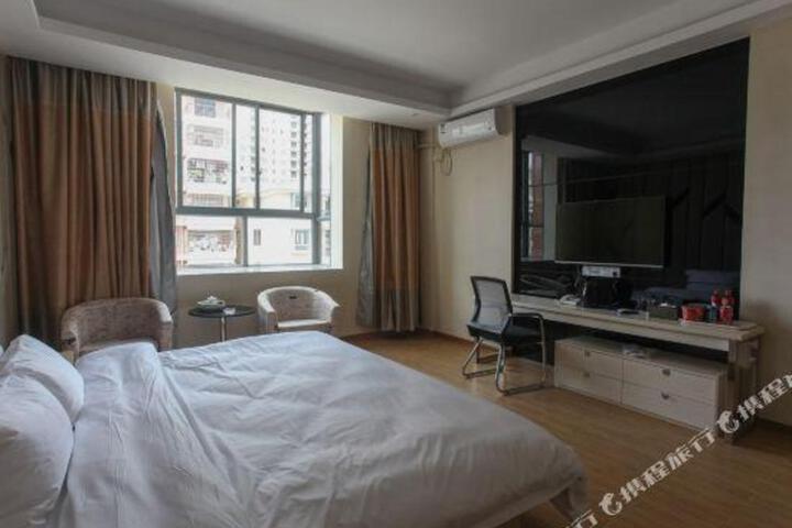 Fenghuang Yihao Hotel