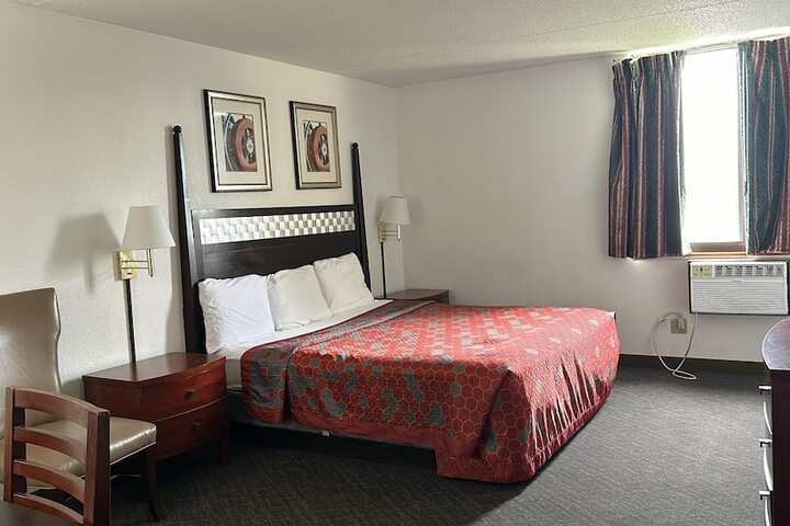 Deluxe King Bed (1 of 4)