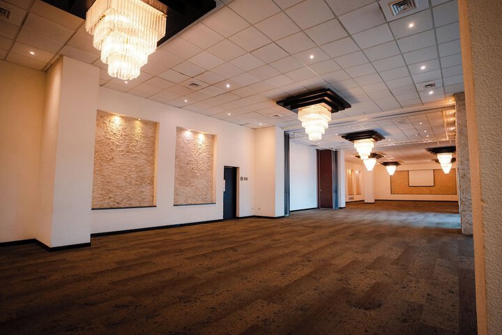 Lounge 55 of 79