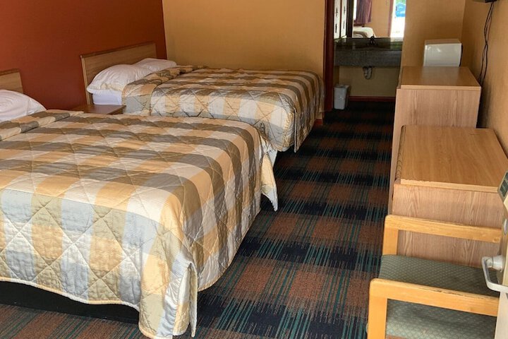 2 Queen Beds (2 of 13)