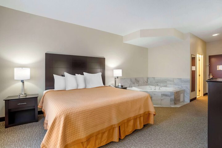 1 King Bed High Speed Internet Accessible Microwave, Refrigerator, Continental Breakfast (12 of 13)