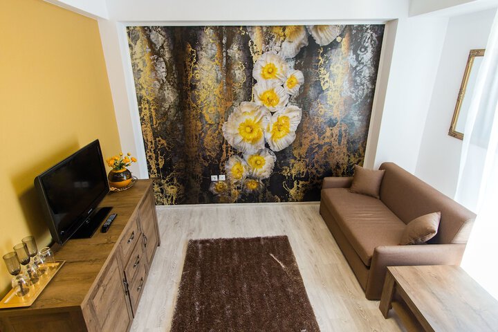 Lounge 124 of 136