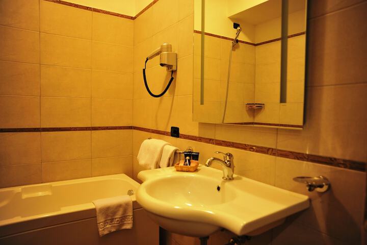 Deep soaking bathtub