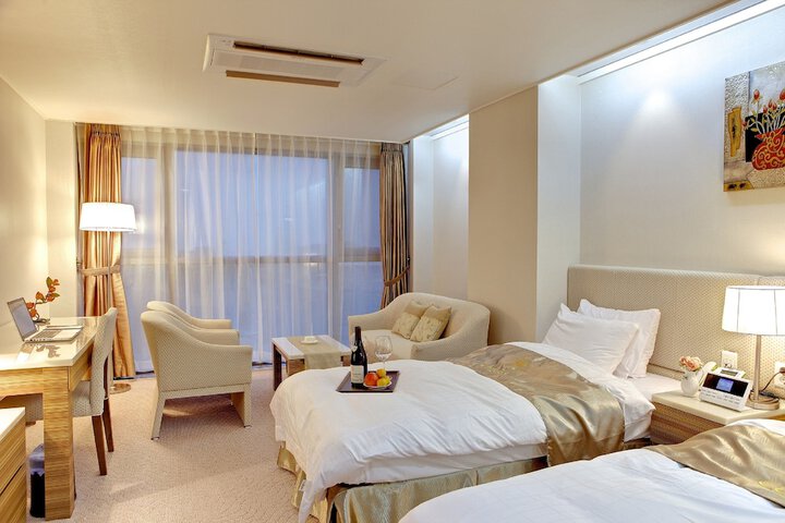 Room 8 of 48