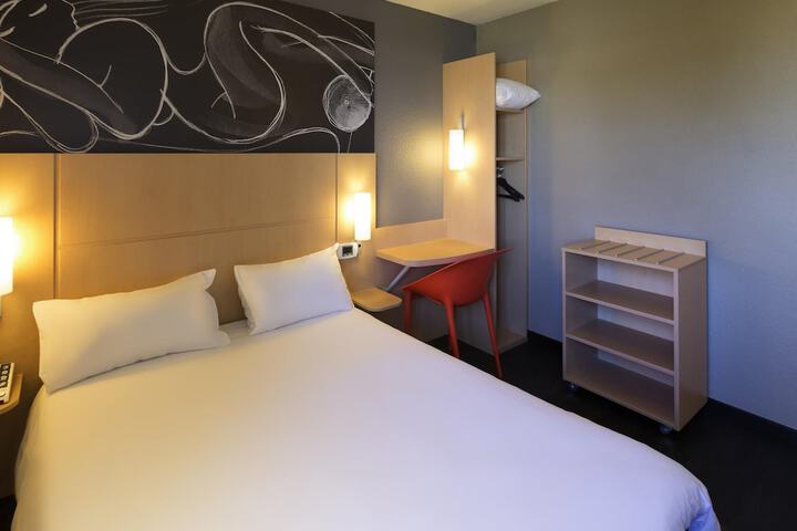 Room 7 of 102