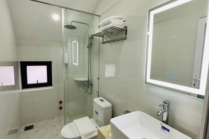 Room 6 of 11