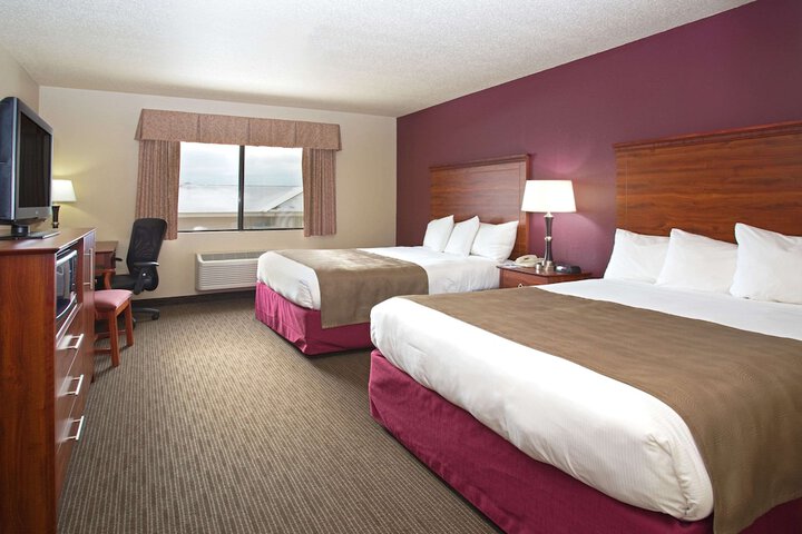 2 Queen Beds Mobility Accessible (2 of 12)